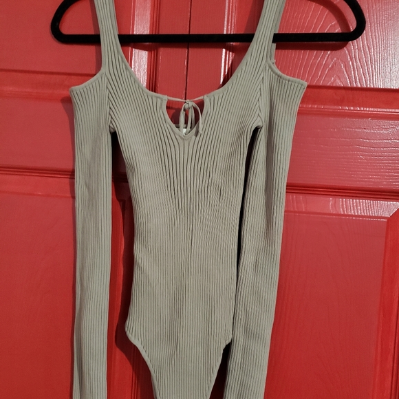 Bodysuits - Picture 2 of 3